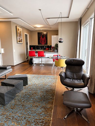 Luxus-Penthouse mit Skyline Blick – Wohn-und Essbereich