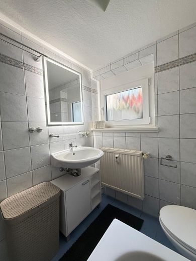 WOW! Lichte en gerenoveerde 1,5-kamerwoning met nieuwe keuken om je thuis te voelen – Modernes Bad/ WC