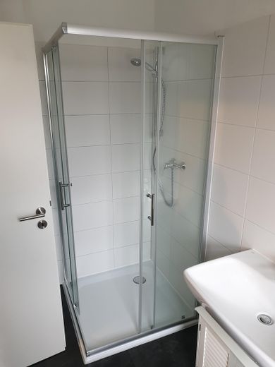 Bad mit Dusche und Fenster