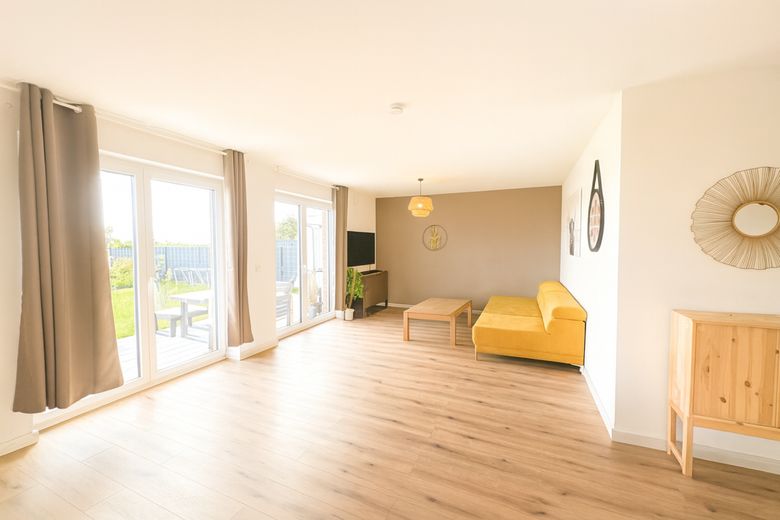Neuwertig! Freistehendes KFW40 Einfamilienhaus mit großem Garten und Feldblick in einem Neubaugebiet – Wohnzimmer