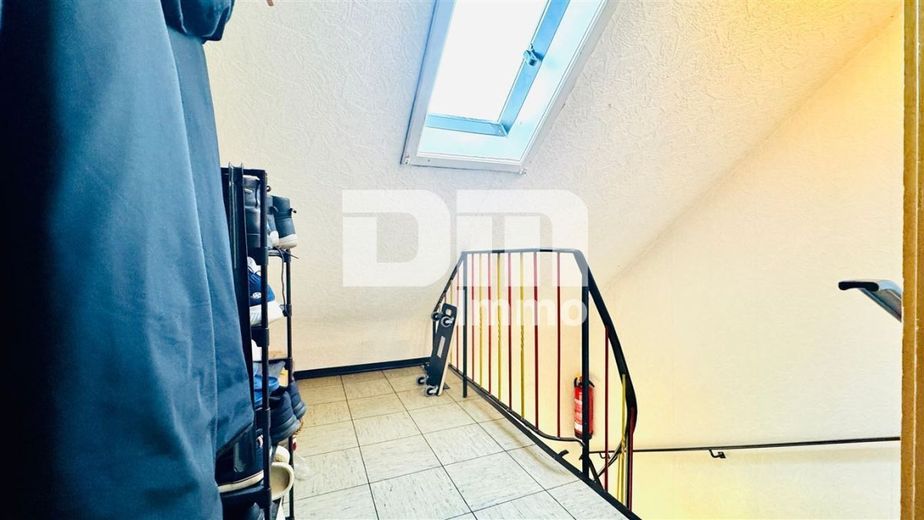Kompakte Dreizimmer DG Wohnung in gepflegtem Dreifamilienhaus in gesuchter Lage – Treppenaufgang