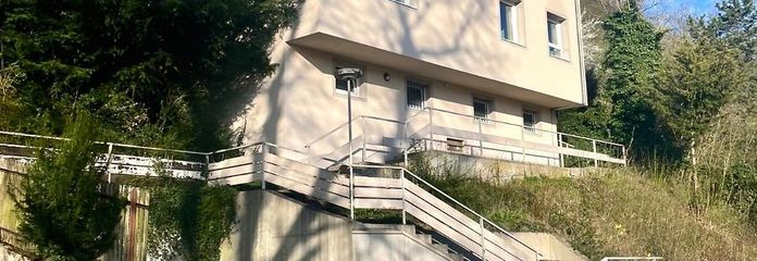 Mehrfamilienhaus mit Panoramablick in Blaubeuren – Haus von vorn