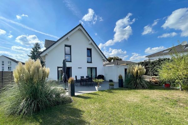 Modernes freistehendes Einfamilienhaus von 2019 mit großem Garten, zentral