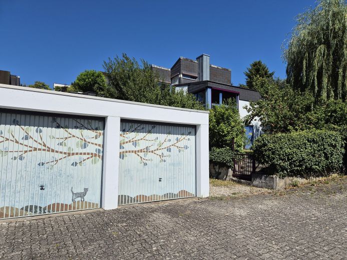 Garagen und Hausansicht