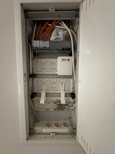 ERSTBEZUG - 2-Zi. Whg. mit Süd-West Terrasse + Garten, FBH, interner Keller, elektr. Rolläden – 00_Multimediaschrank