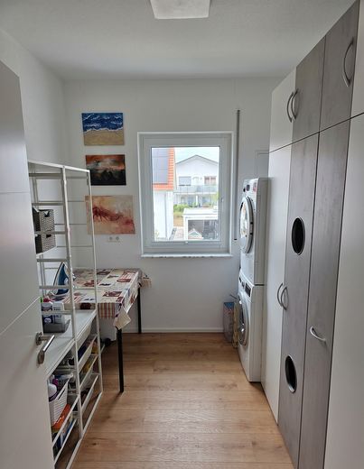 Moderne 4-Zimmer-OG-Wohnung mit PV, Wärmepumpe & Smart Home – Hauswirtschaftsraum