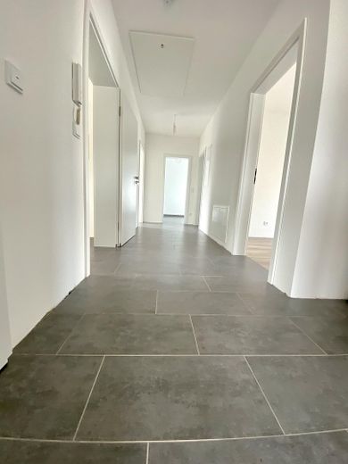 Ambizione urbana. Vivere nel verde. Esclusivo appartamento di 4 locali alle porte di Amburgo – Großzügiger heller Flurbereich