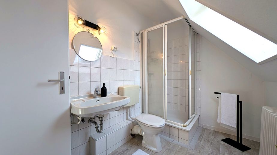 Quand le calme rencontre la proximité - Maison individuelle avec jardin à Neu Hagen - sans commission – Duschbad im Dachgeschoss