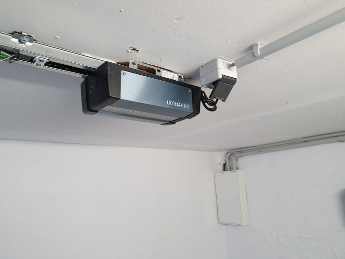 Appartamento molto luminoso, dalla disposizione moderna, con balcone (un tocco di Skywalk), garage incluso – Torantrieb Garage