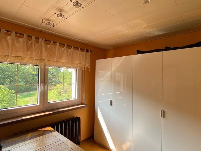 Gepflegte 4‑Zimmer‑Doppelhaushälfte | 110 m² | Vollkeller mit Nutzfläche 55 m² | Südterrasse – Zimmer im OG mit Gaube