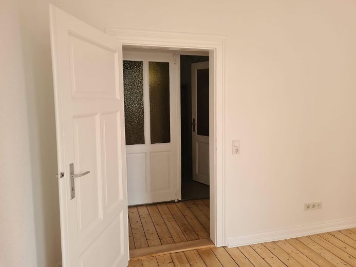 Neu sanierte, wunderschöne Altbauwohnung in zentraler Lage – Blick in Flur / Wohnungstür