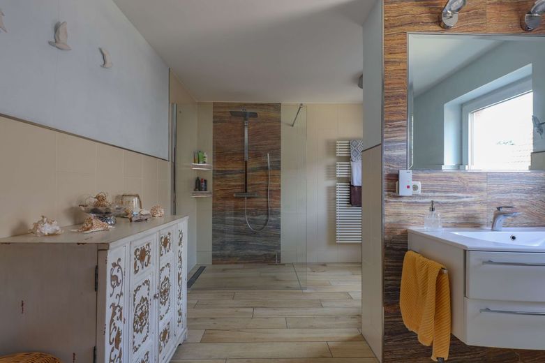 Wunderschöner Vierseitenhof im Bestzustand – Badezimmer 1. OG