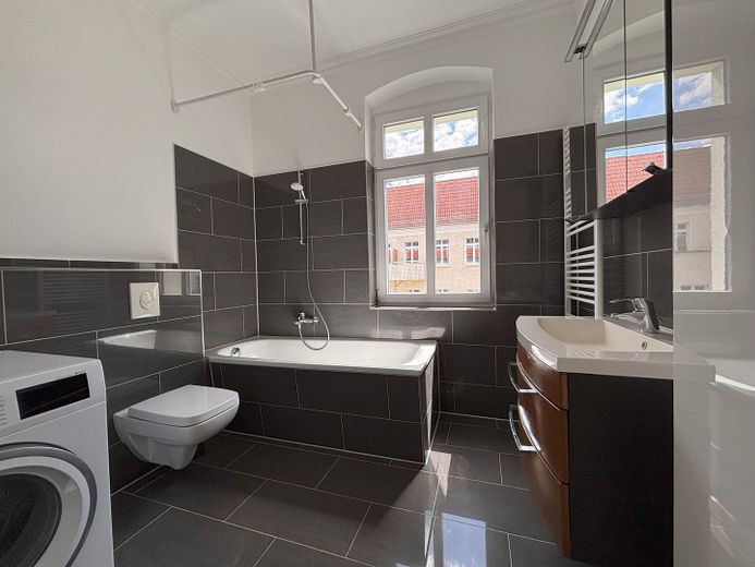 Helle modernisierte 3-Zimmer-Altbauwohnung im Weitlingkiez - Provisionsfrei - – Das große Bad - vorn