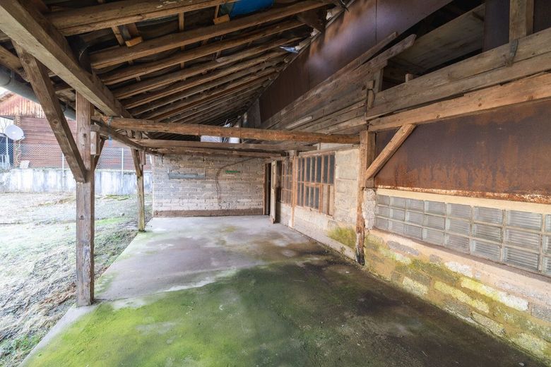 Fachwerkhaus mit Anbau und großer Scheune. Sanierung mit Substanz in Roßbach-Wied! – Unterstellplatz hinter der Scheune