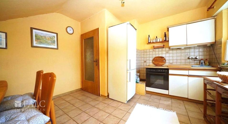 Idylle &amp; Raum vereint: Ein- bis Zweifamilienhaus in perfekter Lage in Gemmingen - FALC Immobilien – Wohnküche DG