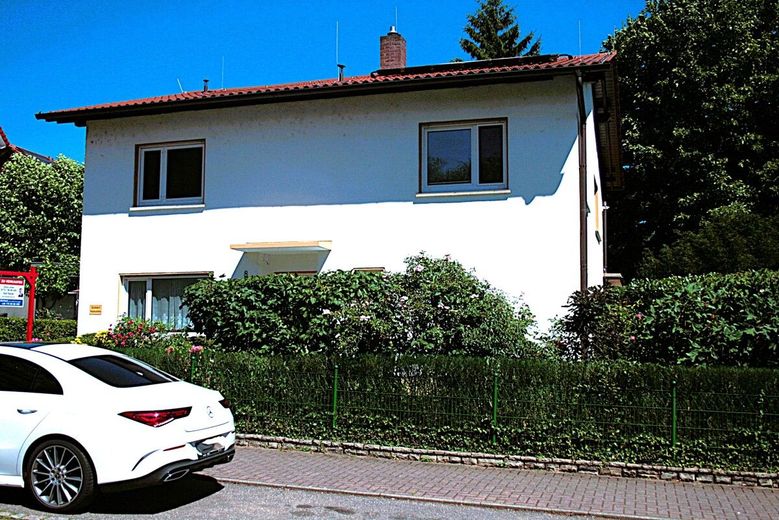 Großzügiges Zweifamilienhaus in bester, zentrumsnaher Lage in Müllheim – Außenansicht 2