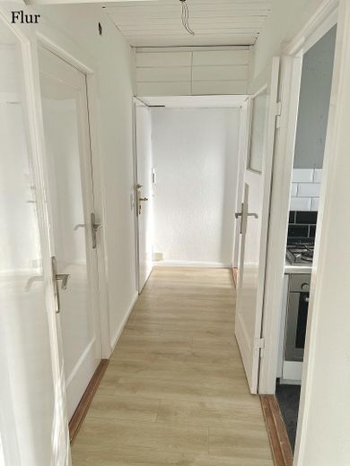 Gepflegte 3-Zimmer-Wohnung mit Balkon und Tageslichtbad nahe der Weser in Bremen-Woltmershausen – Flur
