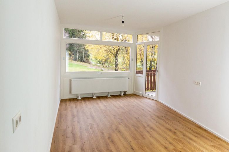 2-Zimmer-Wohnung in Schluchsee, kernsaniert, mit Hallenbad – Wohnzimmer