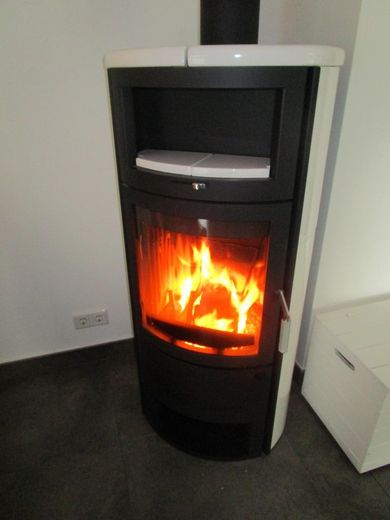 2-3-Zimmer-Wohnung mit Haus-Ambiente – Kaminofen