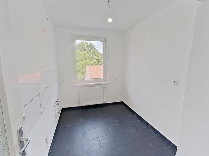 Appartement moderne de 3 pièces avec salle de bains éclairée par la lumière du jour à Bielefeld-Mitte – Ansicht I: Küche