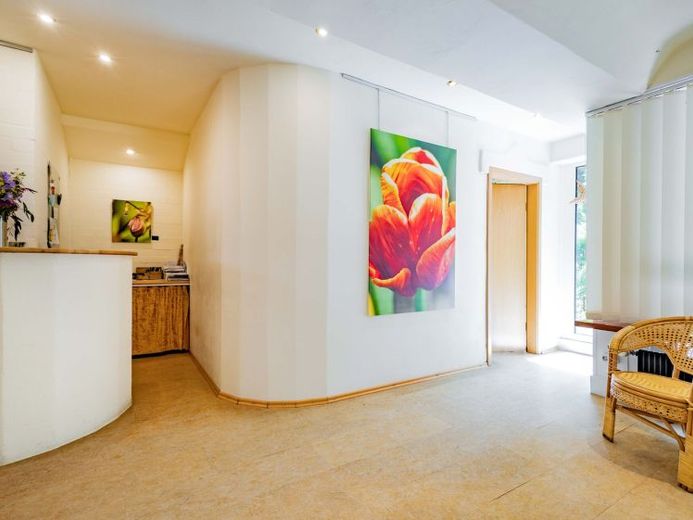 Travailler dans une atmosphère agréable – vaste espace de bureaux/cabinet polyvalent avec terrasse et jardin – Photo 1