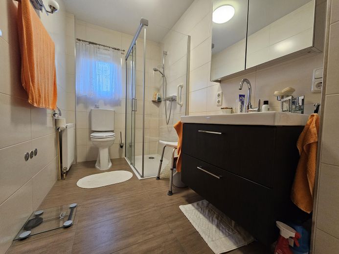 Piękny dom w stylu bungalowu z ogrodem i dużym garażem – Badezimmer