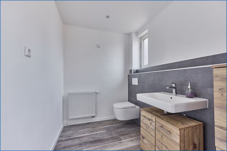 Charmantes Einfamilienhaus mit idyllischem Garten - technisch modernisiert! – Badezimmer