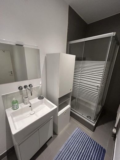 Przestronne mieszkanie 7-pokojowe z 2 balkonami i 2 miejscami parkingowymi w doskonałej lokalizacji w centrum Karlsruhe – Badezimmer 2