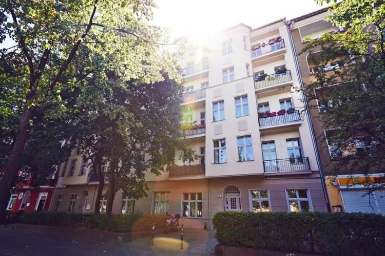 Bezugsfrei nach Vereinbarung: Geräumige Altbauwohnung mit großer Wohnküche – Hausansicht