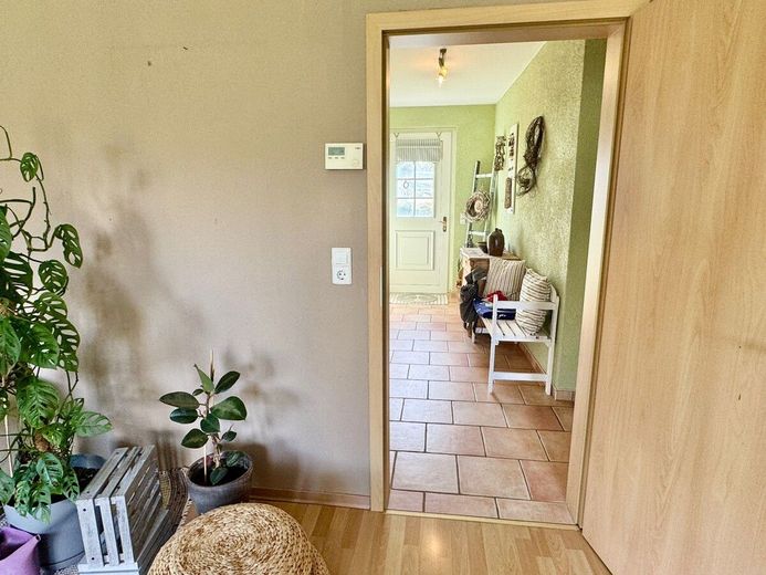 HORN IMMOBILIEN ++ RESERVIERT! Einfamilienhaus im Bungalowstil in Chemnitz bei Neubrandenburg – Blick zum Flur