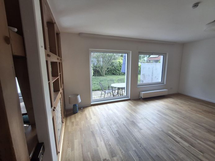Sonnige EG-Wohnung mit EBK, Wannenbad, Kamin & Garten - von privat an privat – Wohnzimmer - Blick in Garten