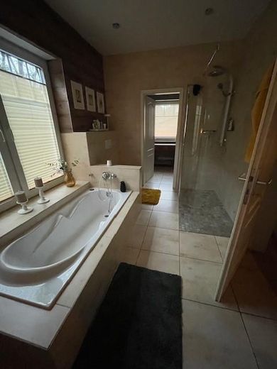 Stilvolles Einfamilienhaus mit Galerie, Kamin & traumhaftem Garten – Foto 8