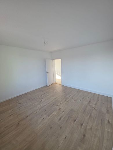 Hermoso ático de 2 habitaciones (tras la reforma) en Neckarsulm-Neuberg – Schlafzimmer - Bild 1
