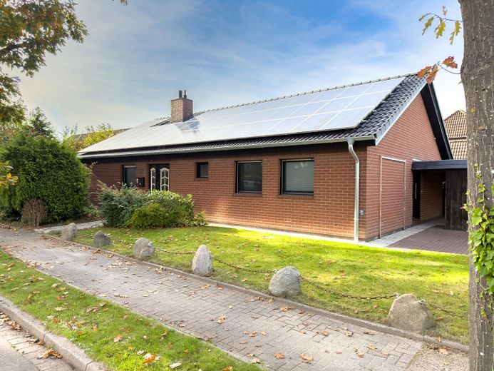 Bungalow ben tenuto a Marne con tetto nuovo, giardino appartato, camino e impianto fotovoltaico – Außenansicht 
