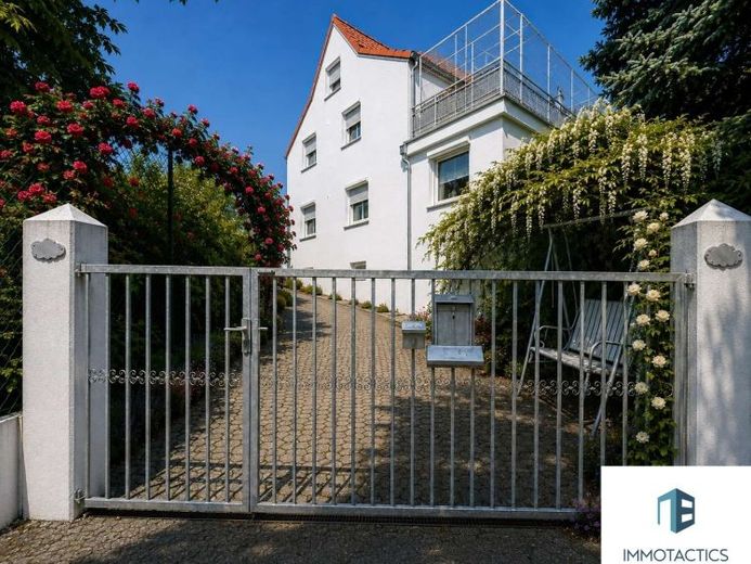 Zwei Häuser– ein Zuhause: einzigartiges Zweifamilienhaus mit 240 m², drei Terrassen, PV & großem Hof – फोटो 1