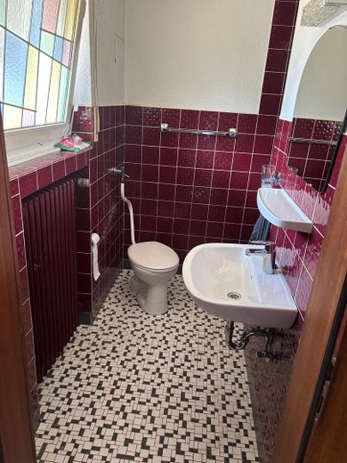 Bungalow mit großer Doppelgarage in ruhiger, zentraler Lage auf tollem Grundstück – Gästetoilette 