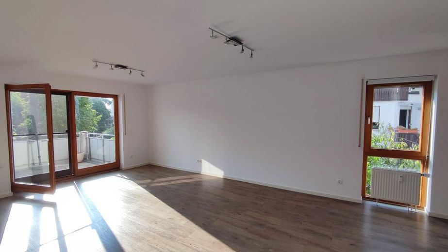 Appartamento di 2,5 locali in zona residenziale tranquilla, vendita privata senza provvigione – Wohnzimmer