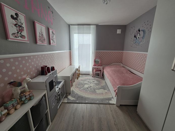 Kırsal alanın kenarında modern, yeni gibi müstakil sıra ev – Kinderzimmer