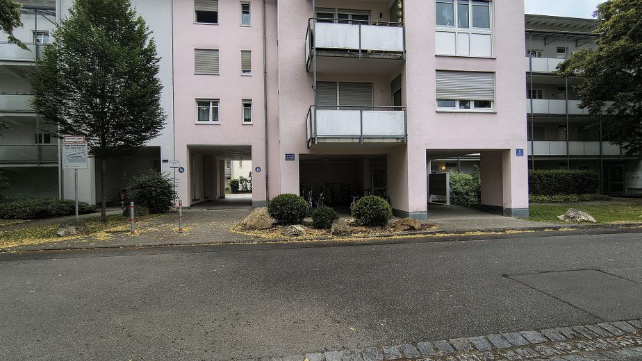 Charmantes, renoviertes Apartment mit Terrasse, kleinem Garten & Tiefgaragenstellplatz in Regensburg – Sehr gepflegtes MFH