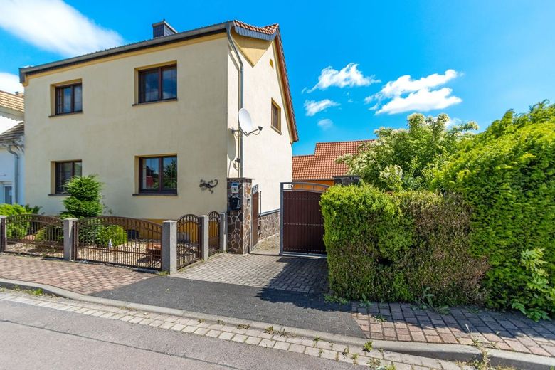 Sie mögen es ruhig und wollen auf´s Land?
Einfamilienhaus in Priester- Wettin-Löbejün- bezugsbereit! – Vorderansicht