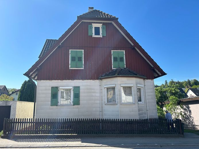 Zweifamilienhaus mit Potenzial: Eine Wohnung bezugsfertig, eine Wohnung zum gestalten und mit viel Raum für eigene Ideen – Foto 2