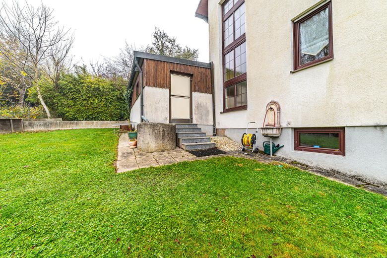 Zweifamilienhaus in Massivbau mit großem Garten in ruhiger Lage – Zugang Garten von Garage