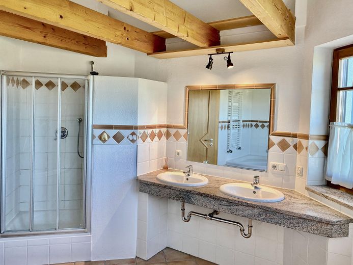 helle, großzügige Wohnung mit Weitblick fußläufig zum Pilsensee – Masterbad