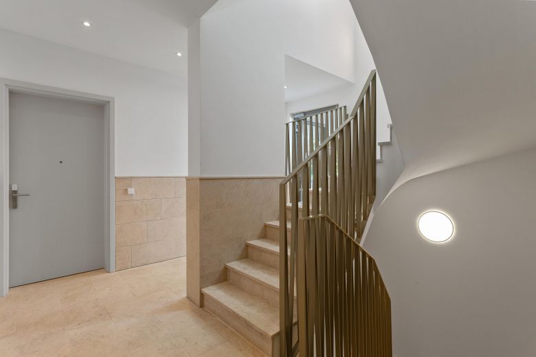 4-Zimmer-Wohnung mit hochwertiger Einbauküche und großem Balkon zu vermieten! – Treppenhaus 