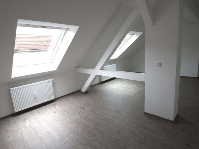 2,5-Zimmer-Maisonette-DG-Whg mit Balkon, EBK, Laminat, Badewanne – Foto 1