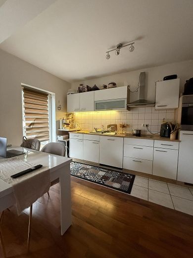 Attraktive Erdgeschosswohnung (2 Zimmer) mit Balkon & EBK in ruhiger Lage – Küche