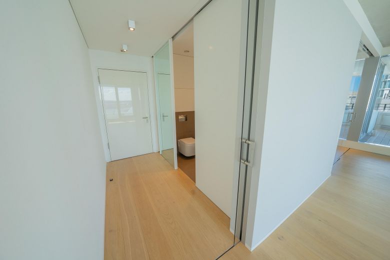 Designwohnung im Marco Polo Tower – mit Blick auf das Wendebecken des Hafens – Eingangsbereich mit WC