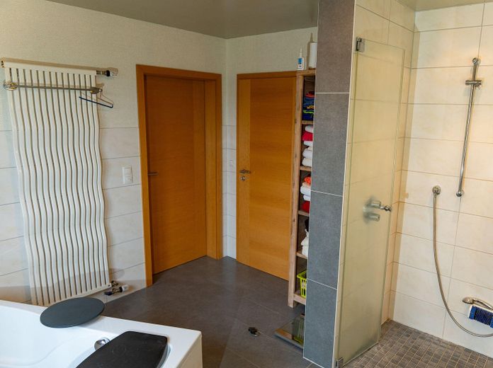 Vielseitige Gewerbeimmobilie in Wietmarschen OT Lohne: Halle, Büro & Wohnhaus – Badezimmer EG Haus