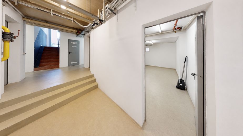 Loftartige Gewerbe-/Wohneinheit mit Schaufenster &amp; Keller - barrierefrei, ruhig &amp; citynah bei Berlin – Kellereingang und Treppe zum Hinterausgang