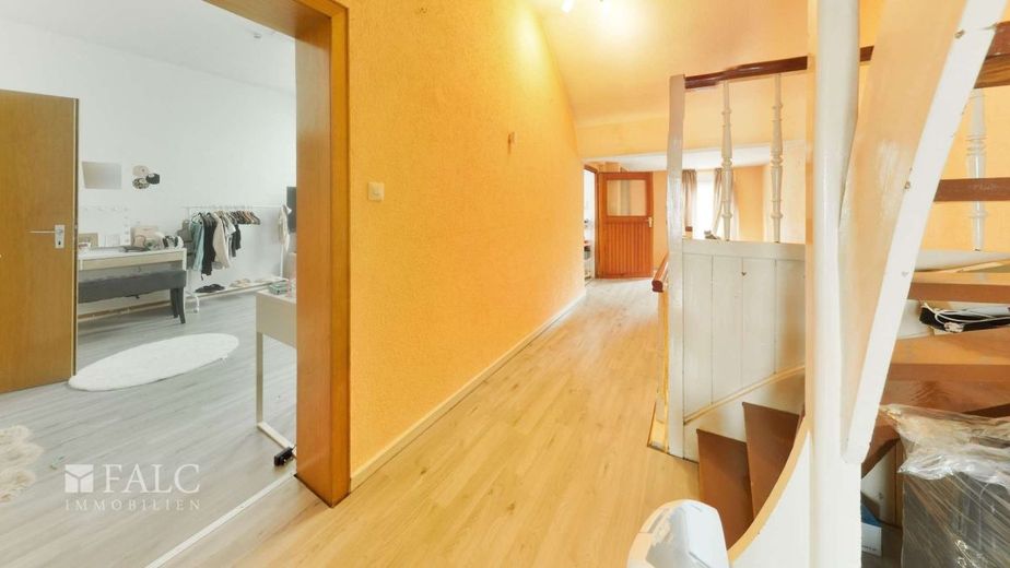 Gut erhaltener Altbau mit grossem Platzangebot – OG Flur